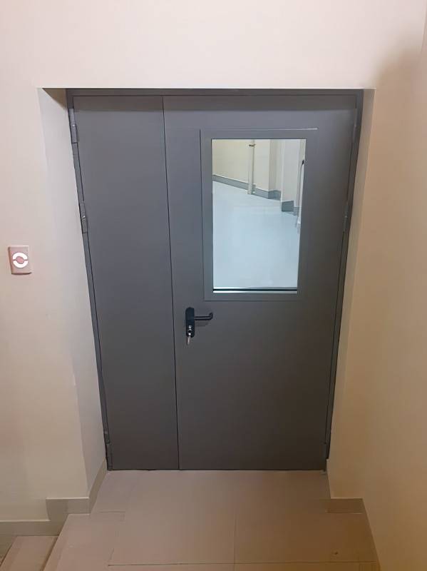 Дверь с остеклением, внешняя сторона (ул. Покрышкина, 4)