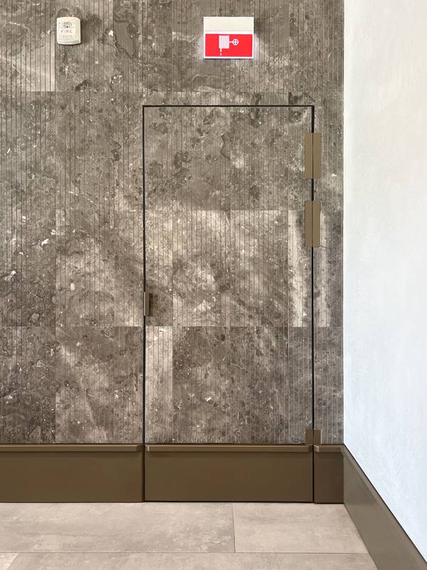 Дверь с отделкой под керамогранит Дверь с отделкой под керамогранит