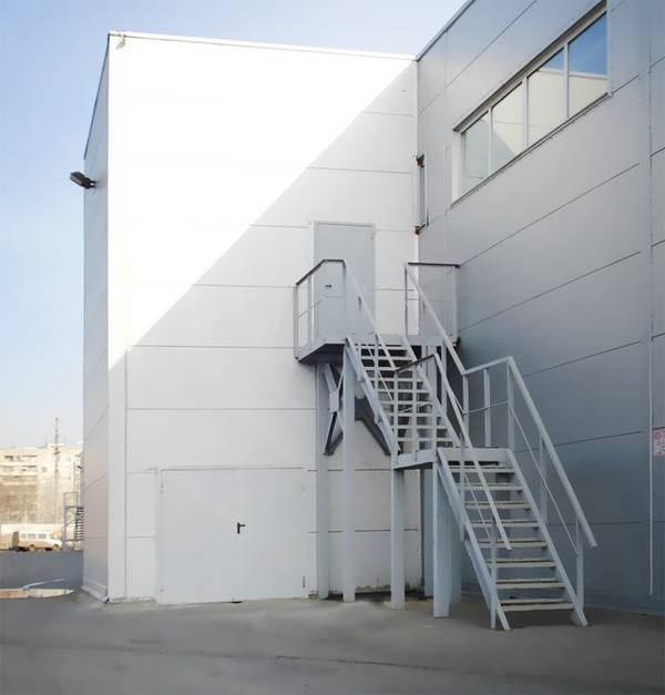 Однопольная и распашная огнестойкие двери в производственном здании