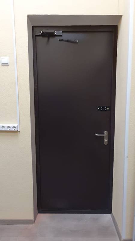 Огнезащитная дверь с внутренней стороны (офисы, пер. Хользунова)