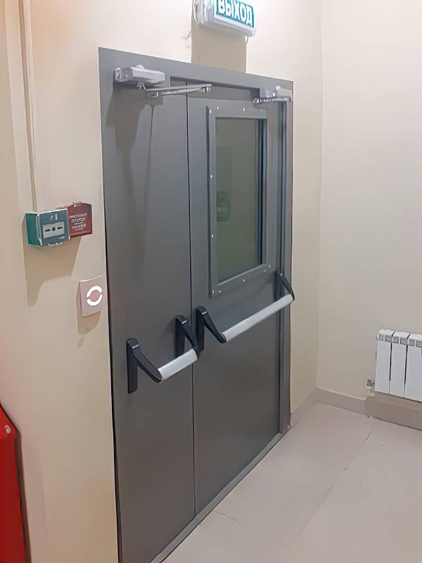 Остекленная дверь с ручками Антипаника (ул. Покрышкина, 4)