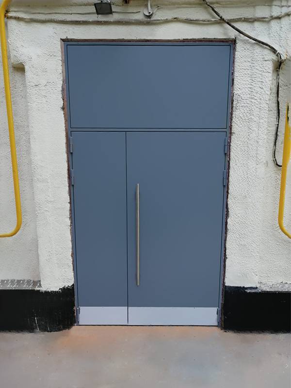 Подъездная дверь с глухой вставкой