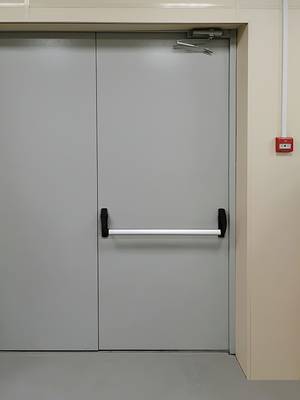 Внутренняя сторона полуторной двери (АО «ГНЦ РФ ТРИНИТИ»)